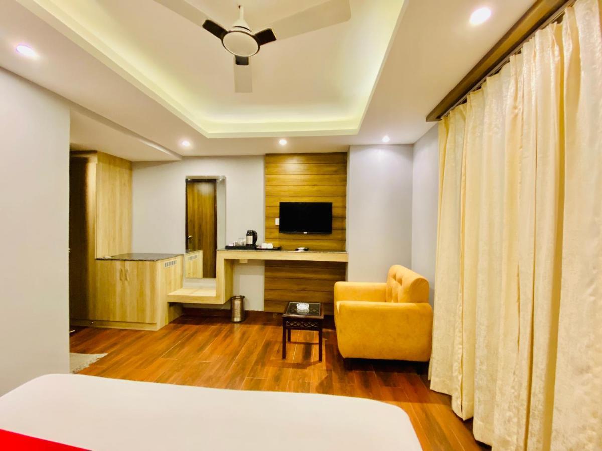 The Eleganza Hotel Jhajra Exterior photo